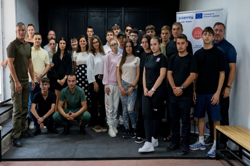 Участници в проекта CBYSI - студенти и преподаватели от България и Румъния позират пред банер с логото на програма Interreg VI-A Румъния–България