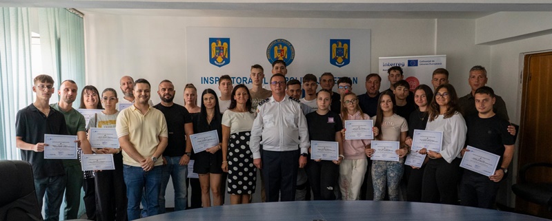 Участници в обучението „Безопасно шофиране за млади хора“ получават сертификати след края на семинара