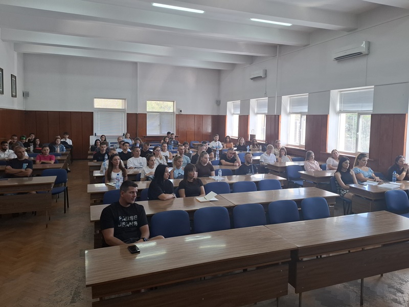 Лекция за първокурсниците в пълна аутдитория - деканът обяснява важни теми