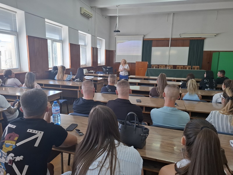 Преподавател представя информация на студентите по време на семинар или лекция в учебна зала