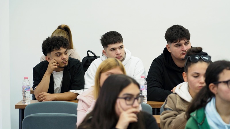 Bulgarian and Romanian students participate in training in a renovated auditorium at the Academy of Economics.