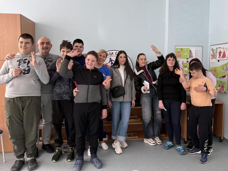 Студенти от Стопанска академия „Димитър А. Ценов“ даряват средства на директора на Дневен център за деца с увреждания – Свищов