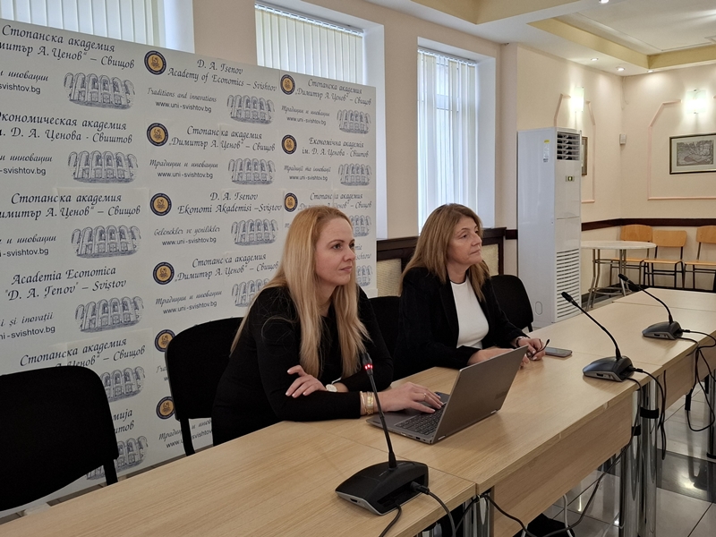 Доцент д-р Александрина Александрова обяснява диаграми и концепции по време на лекция за финансова грамотност