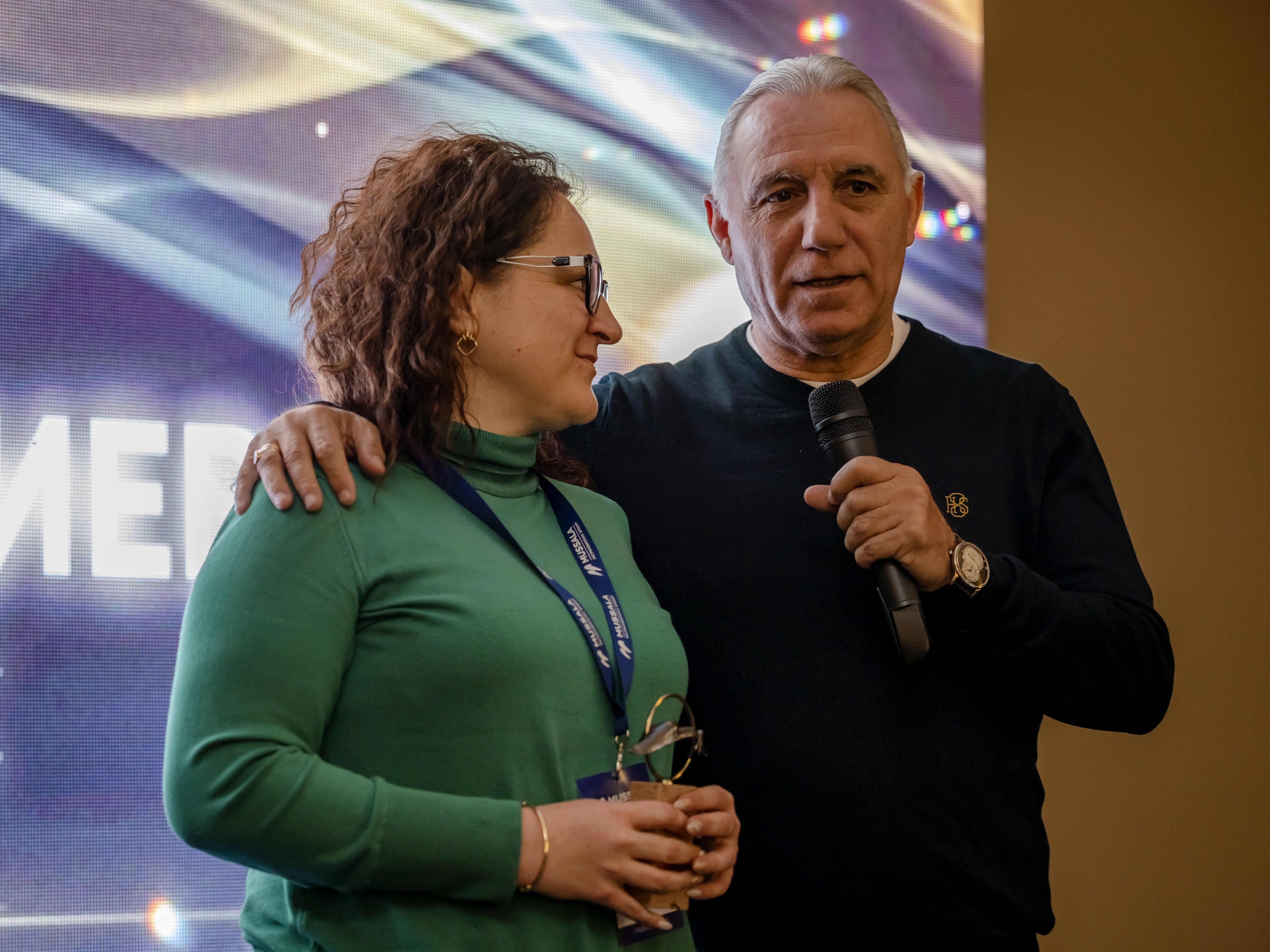 Христо Стоичков връчва наградата „Служител на годината“ на Гергана Бояджиева служител на „Мусала Иншурънс Брокер“