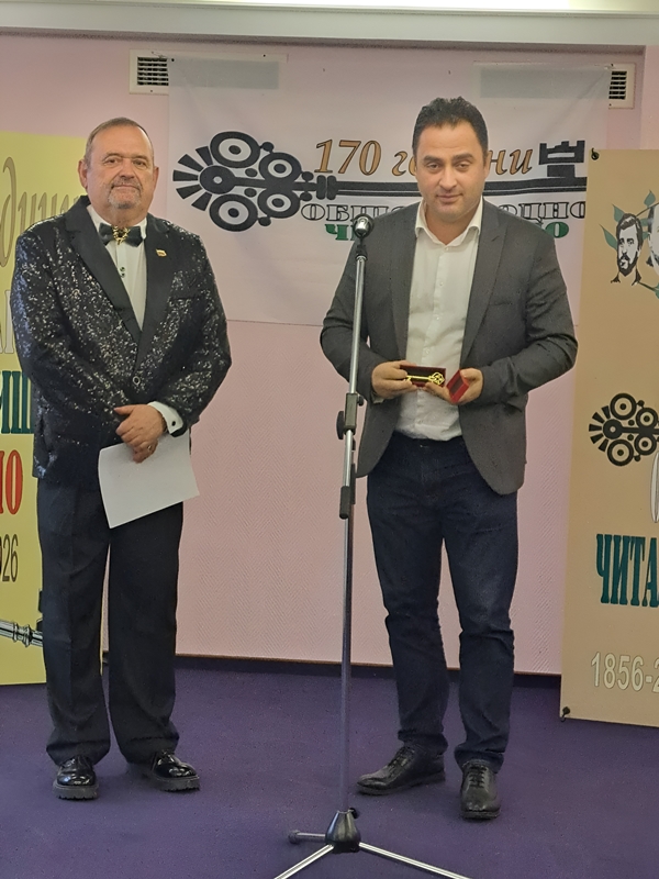 Проф. Николай Дойнов председател на Съюза на народните читалища връчва наградата „Златен ключ“ на доц. д-р Марин Маринов ректор на Стопанска академия „Димитър А. Ценов“ в Севлиево