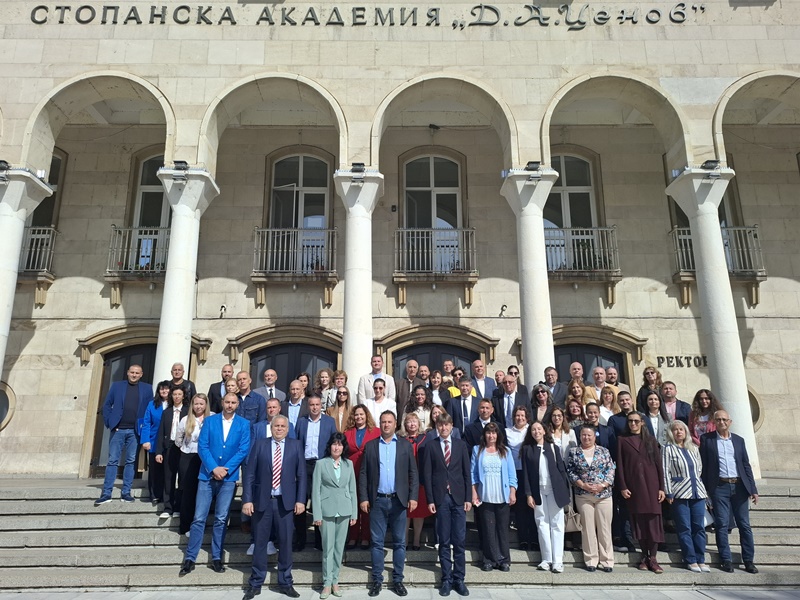 Обща снимка на участниците пред сградата на Ректората