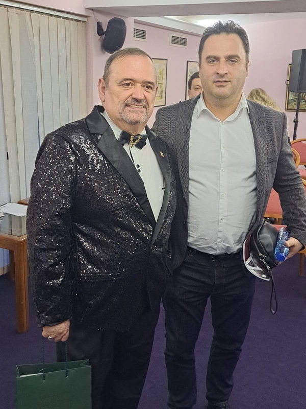 Проф. Николай Дойнов и доц. д-р Марин Маринов се усмихват на сцената след връчването на наградата „Златен ключ“ в Севлиево