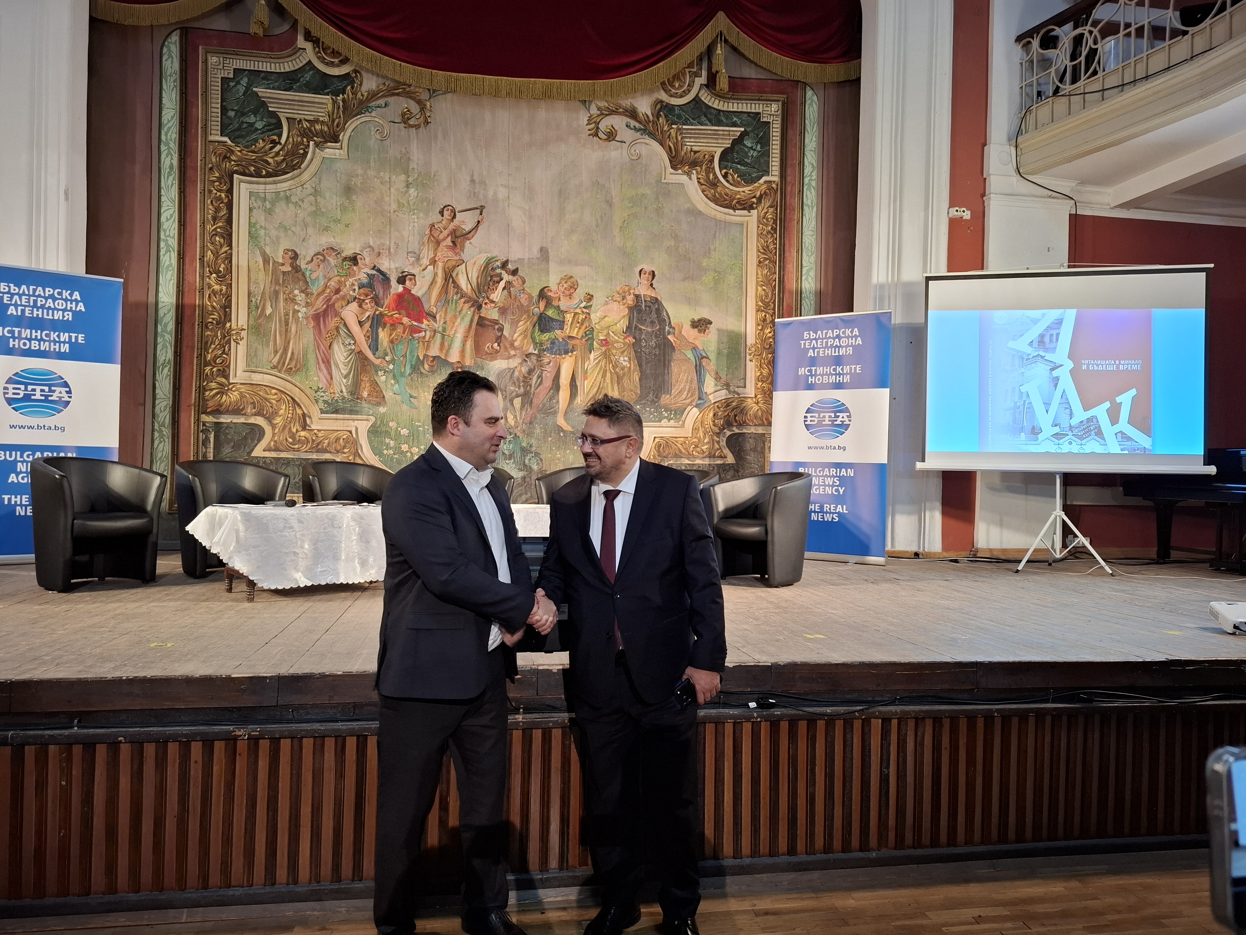 Доцент Марин Маринов ректор на Академията и Кирил Вълчев генерален директор на БТА вървят в Свищовското читалище по време на представянето на списание ЛИК.