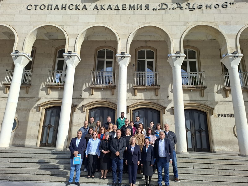 Участници в кръглата маса „Бизнес Лингва“ пред сградата на Стопанска академия „Д.А.Ценов“