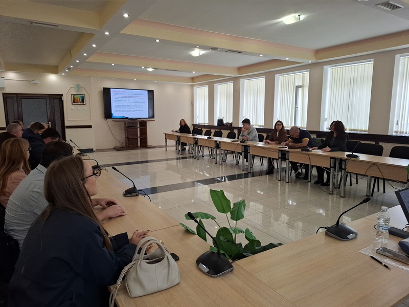 Докладчик представя презентация по време на срещата на проекта „От висше образование към заетост“ в конферентната зала на Стопанска академия „Д. А. Ценов“ – Свищов