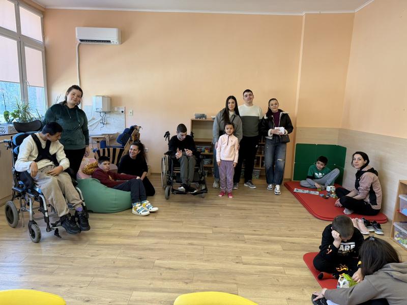 "Деца с увреждания играят с играчки в Дневния център за деца с увреждания подкрепени от студенти и възрастни