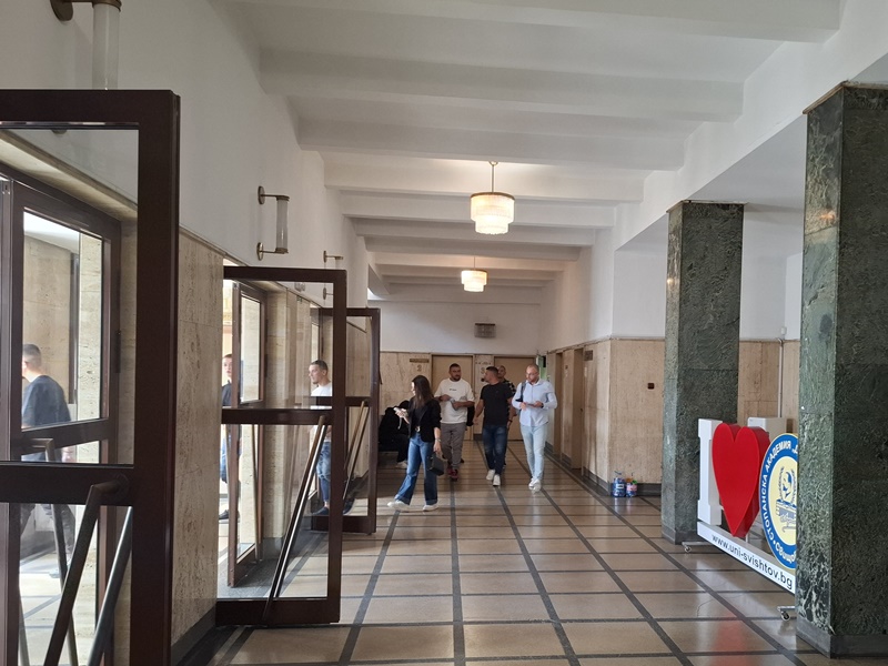 Коридор в Стопанска академия „Димитър А. Ценов“ с първокурсници присъстващи на официалното откриване на учебната година