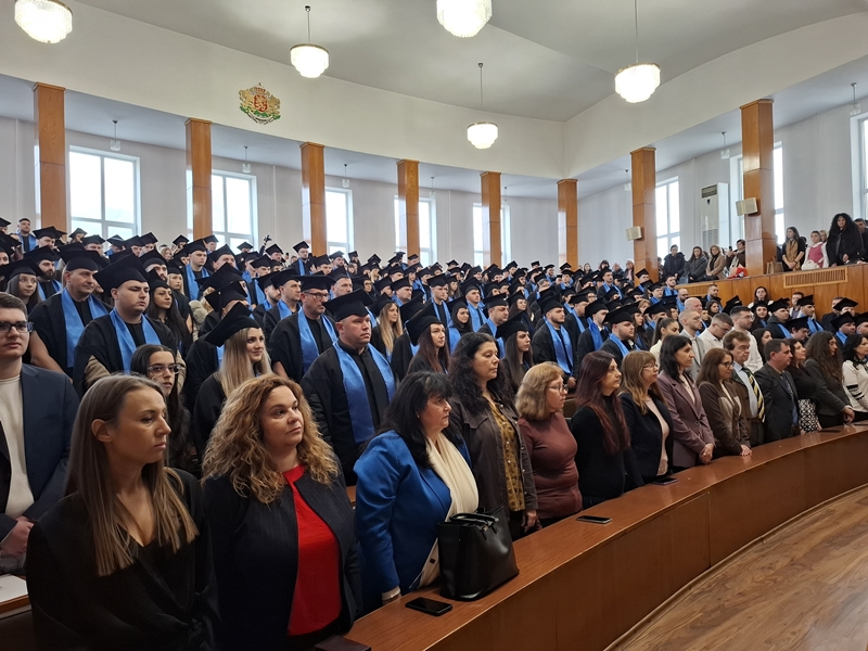 Ред от преподаватели и служители на Стопанска академия – Свищов облечени в тоги и шапки на официална церемония