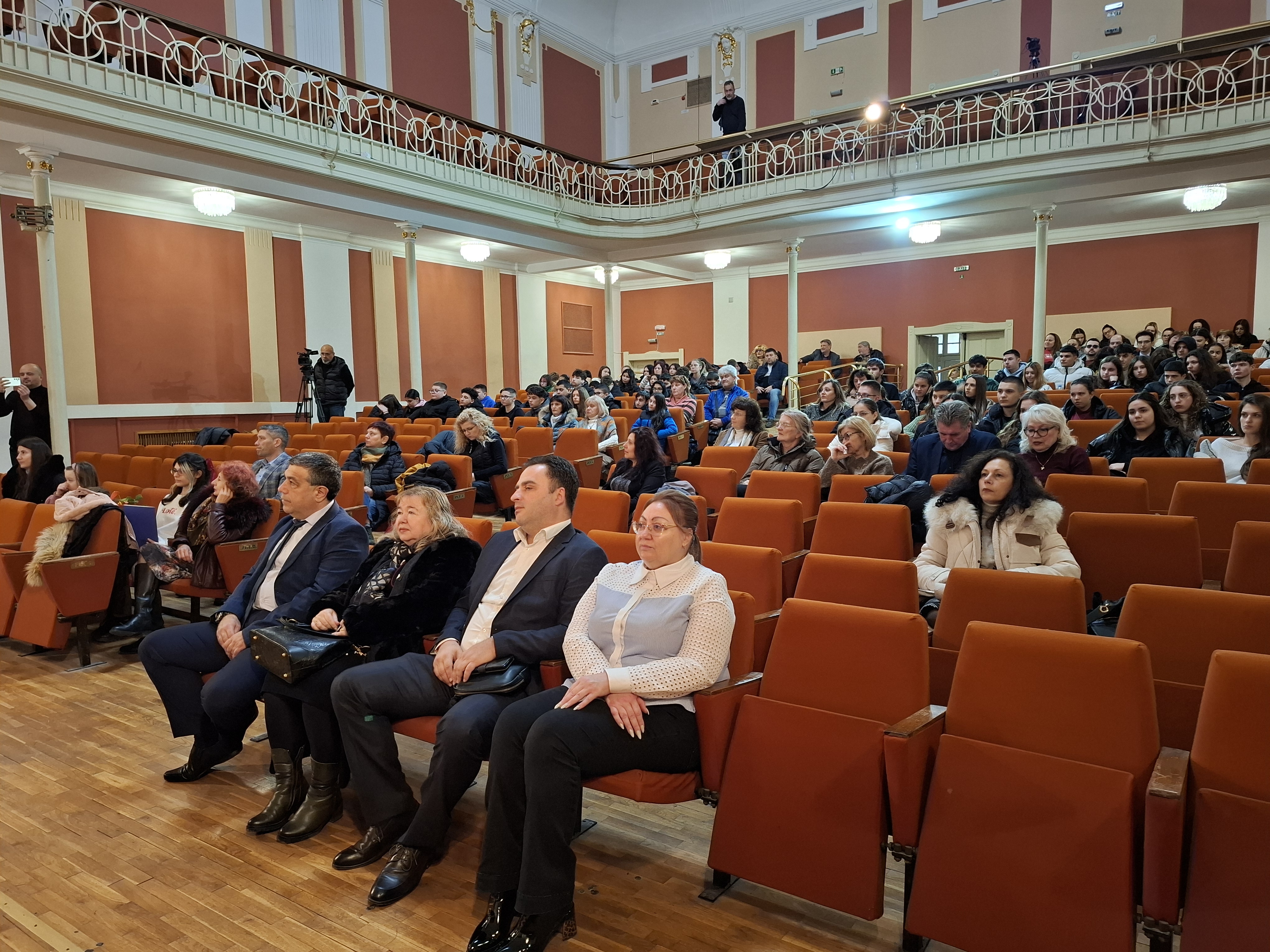 Публика в залата на Свищовското читалище по време на дискусията за списание ЛИК и 170-годишнината на читалищното дело.