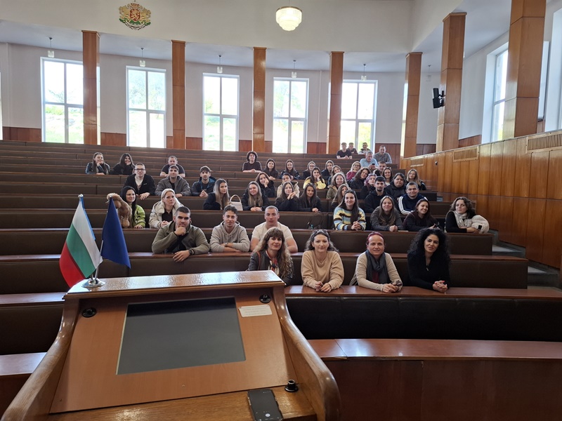 Аула 1 изпълнена с участници в срещата