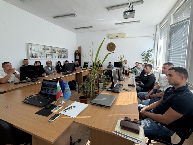 Конферентна зала в Стопанска академия „Димитър А. Ценов“ по време на събитие с присъстващи преподаватели и гости