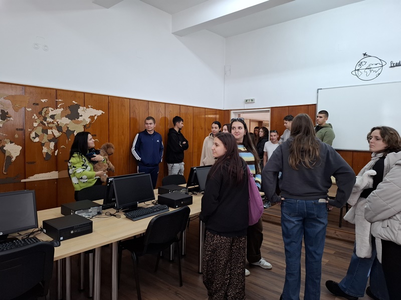 Посещение на участниците в една от учебните зали на СА