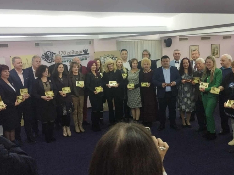 Членовете на Националния представителен комитет за отбелязване на 170-годишнината на читалищното дело в България позират с наградите си в Севлиево