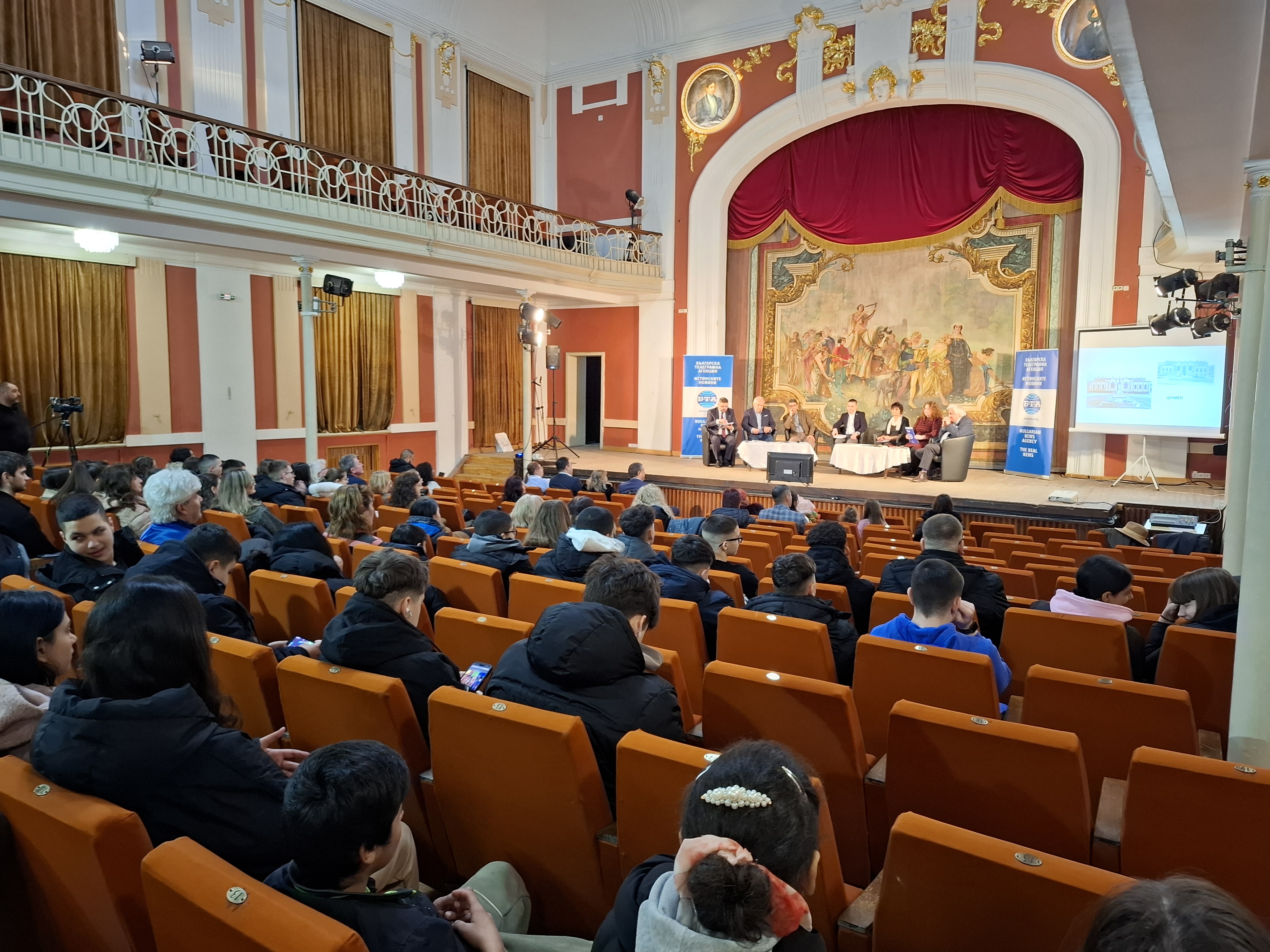 Зала на Свищовското читалище пълна с публика слушаща презентацията на списание ЛИК.