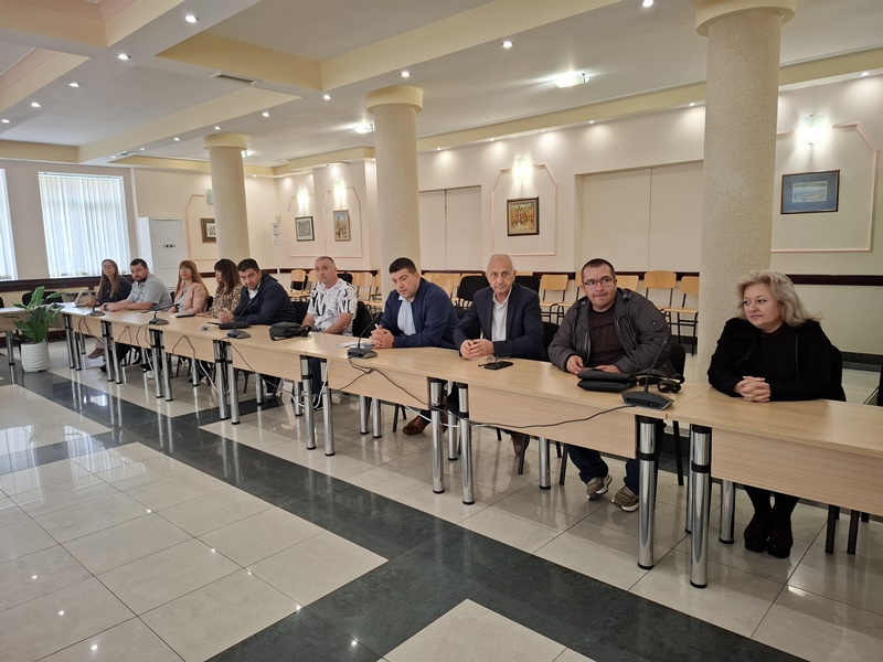 Академични наставници участват в дискусия по проекта „От висше образование към заетост“ в голяма конферентна зала в Стопанска академия „Д. А. Ценов“ – Свищов