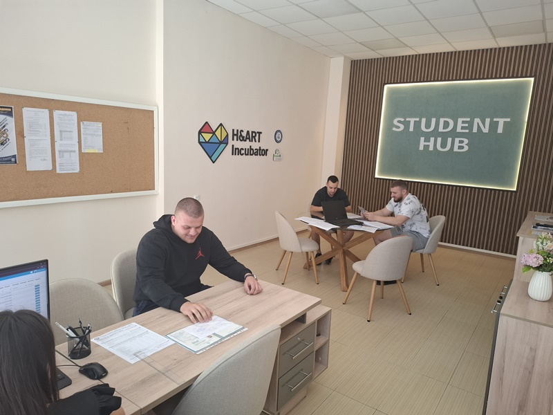 Студенти работят заедно в съвременна учебна зала на Стопанска академия „Димитър А. Ценов“