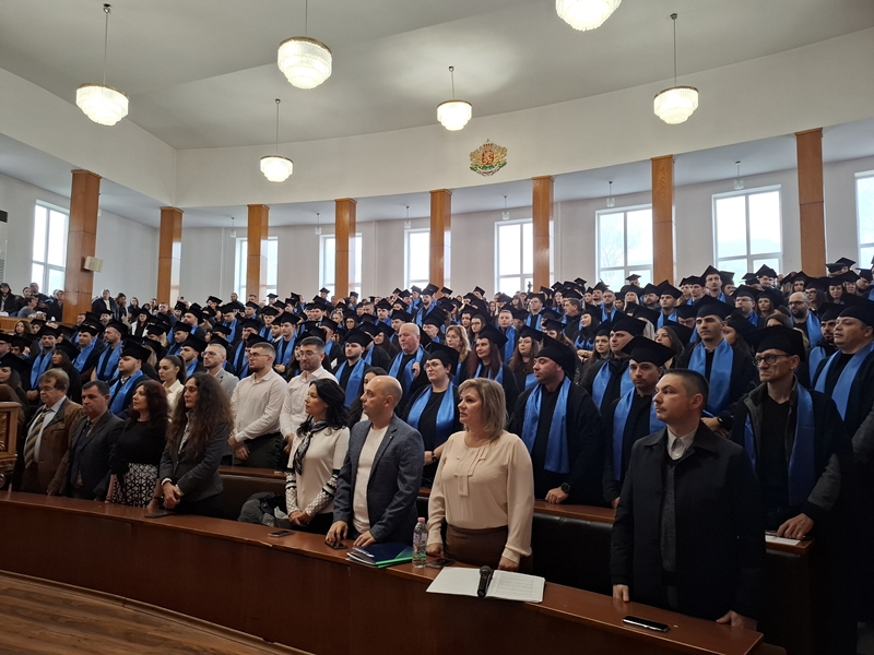 Тържествена церемония в Стопанска академия – Свищов с преподаватели в тоги и шапки и публика в залата