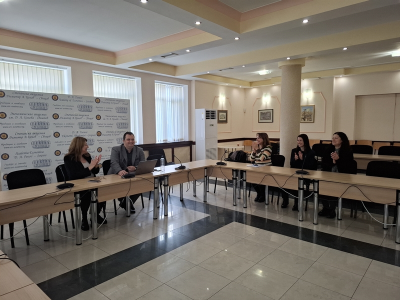 Аудитория от жени слуша лекцията на доц. д-р Танер Исмаилов за устойчиво потребление