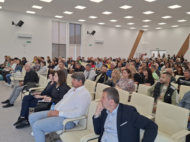 Заетите столове в конферентната зала показват голям интерес към трудовата борса