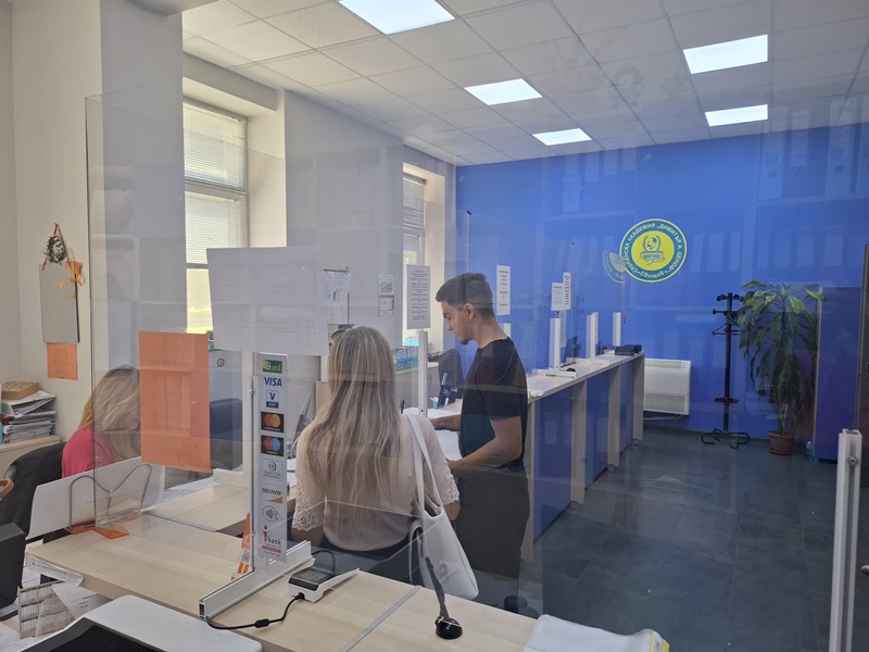 Служители от Фронт офис „Обслужване на студенти“ помагат на новоприетите студенти в Стопанска академия