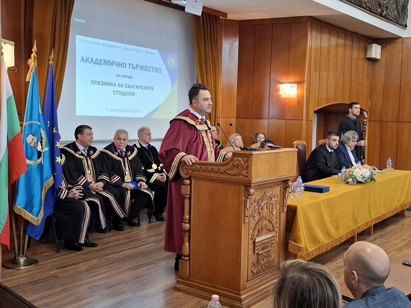 Ректорът на Стопанска академия – Свищов приветства студентите на официална церемония