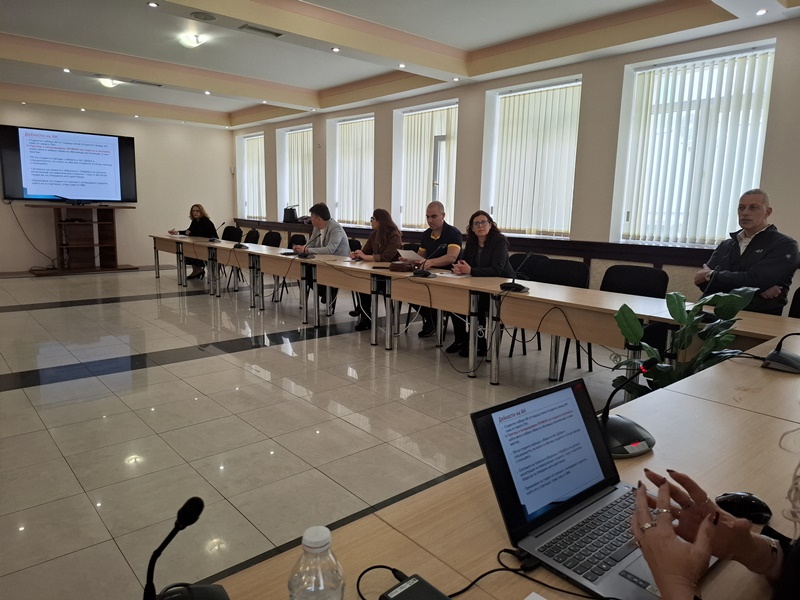 Представяне на проект „От висше образование към заетост“ с помощта на презентация и лаптоп в конферентната зала на Стопанска академия „Д. А. Ценов“ – Свищов