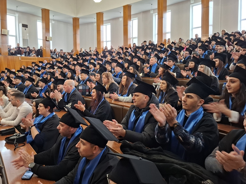 Аплодисменти в залата по време на официалната церемония в Стопанска академия – Свищов