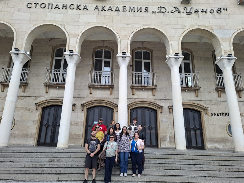 Журналисти от БТА пред сградата на Стопанска академия „Димитър А. Ценов“ в Свищов