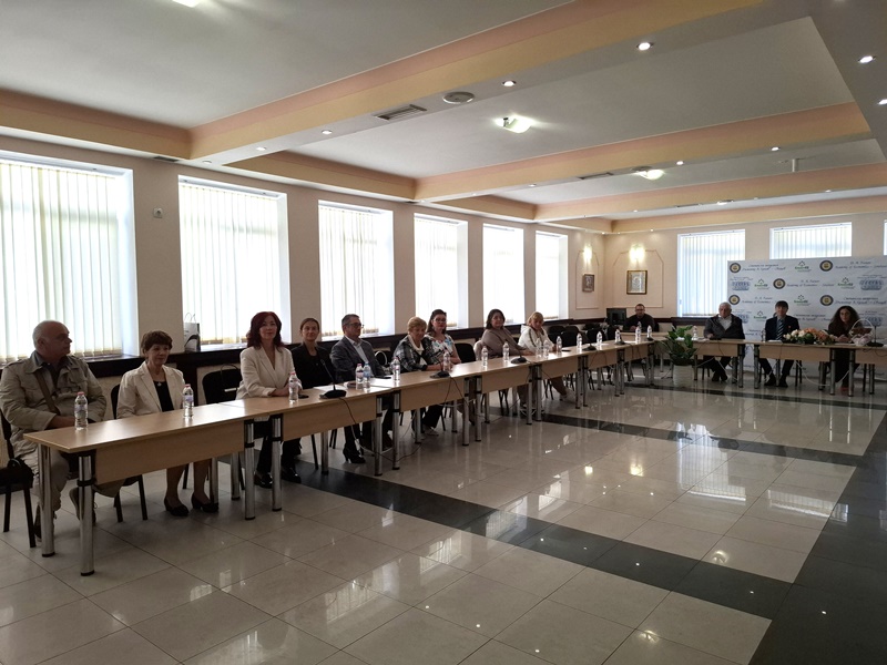 Участници в конференцията дискутиращи в конферентната зала по време на срещата посветена на 90-годишнината на катедра "Счетоводна отчетност