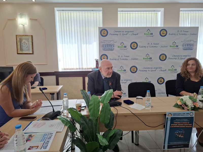 Проф. Казимир Попконстантинов изнася пленарен доклад пред аудиторията