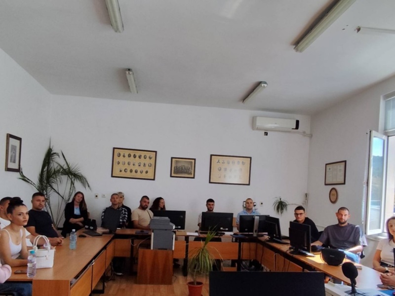 Студенти работят на компютри в компютърна лаборатория в Стопанска академия „Димитър А. Ценов“