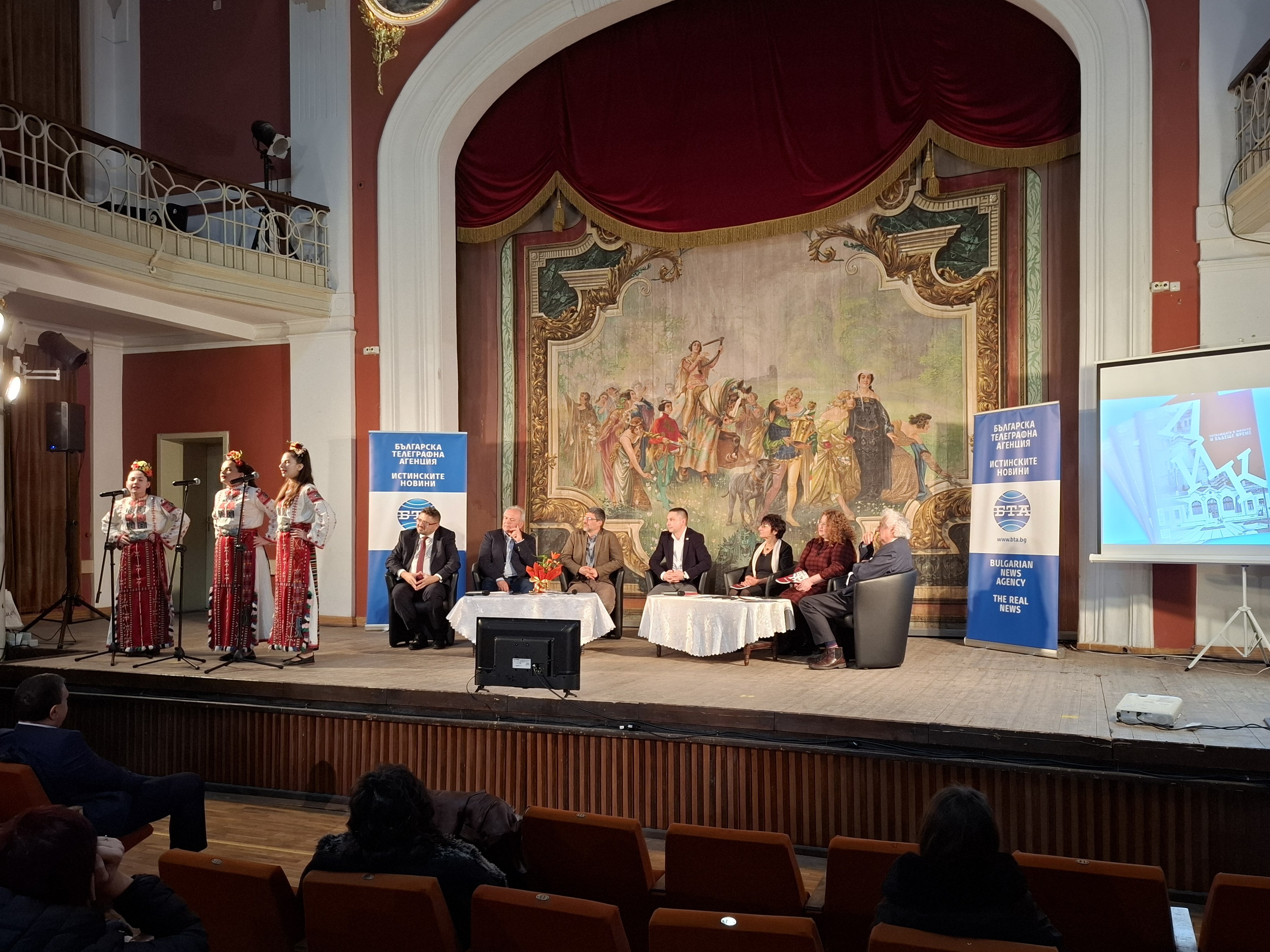 Представители на БТА читалищното дело и Академията се намират на сцената пред публика в Свищовското читалище.