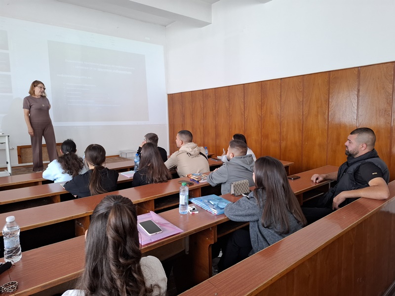 Преподавател изнася лекция пред студенти в аудитория в Стопанска академия „Димитър А. Ценов“