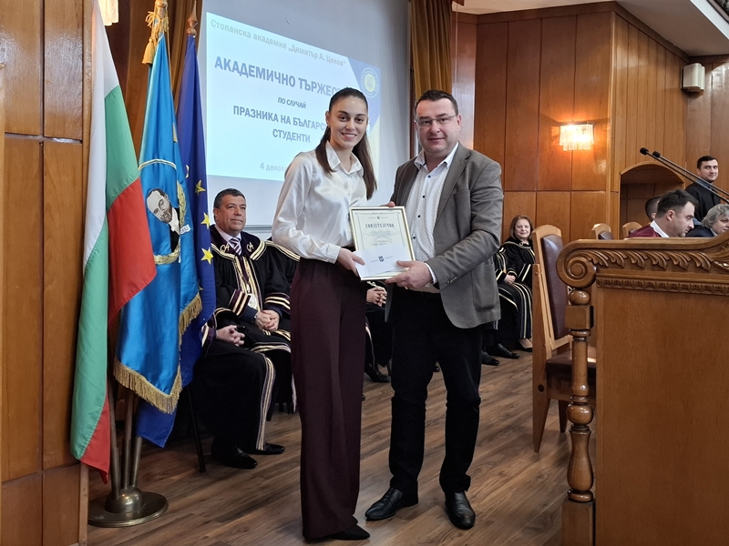 Отличниката Виктория Борисова получава награда от кмета на Свищов