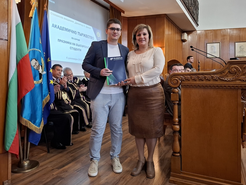 Стипендиантите Александър Кръстев и Ивайло Василев получават наградите си от Ваня Дамянова от Мусала Иншурънс Брокер