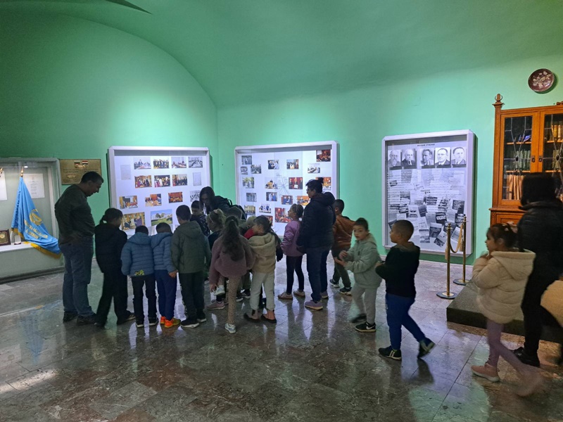 Децата на посещение в музея на Академията