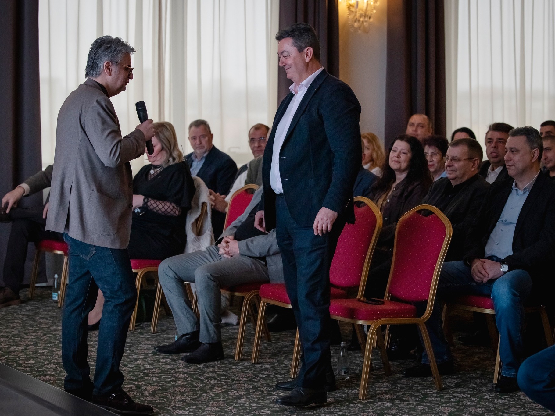 Доц. д-р Румен Ерусалимов декан на факултет „Финанси“ при СА „Д. А. Ценов“ приветства участниците в годишния семинар на „Мусала Иншурънс Брокер“