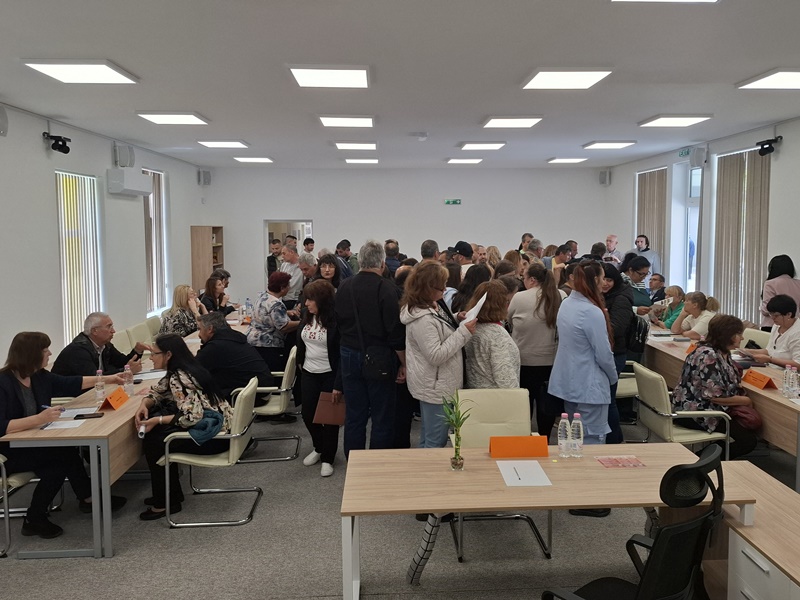 Общ план на конферентната зала пълна с участници в трудовата борса