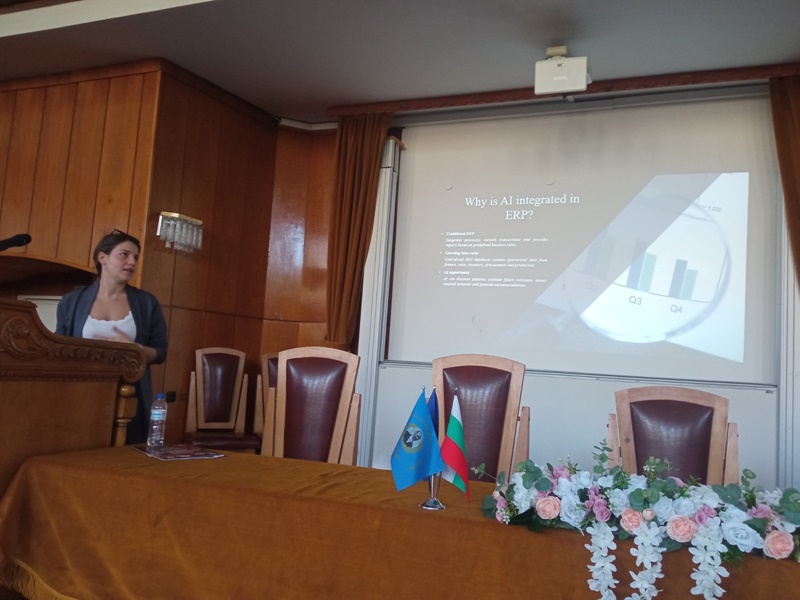 Лектор изнася презентация за използването на изкуствен интелект в ERP системите пред аудитория на научна конференция