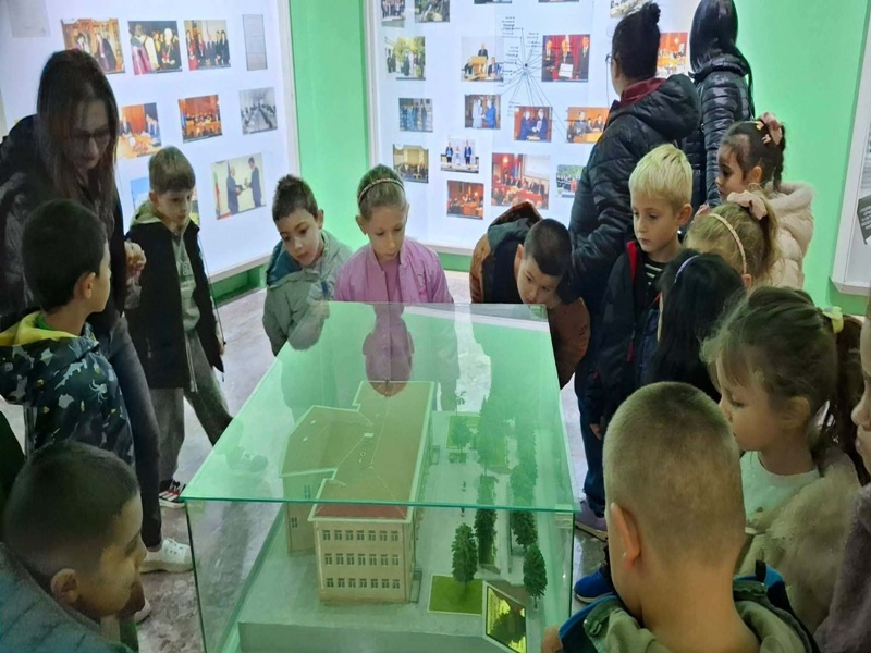 Деца разглеждат музейни експонати