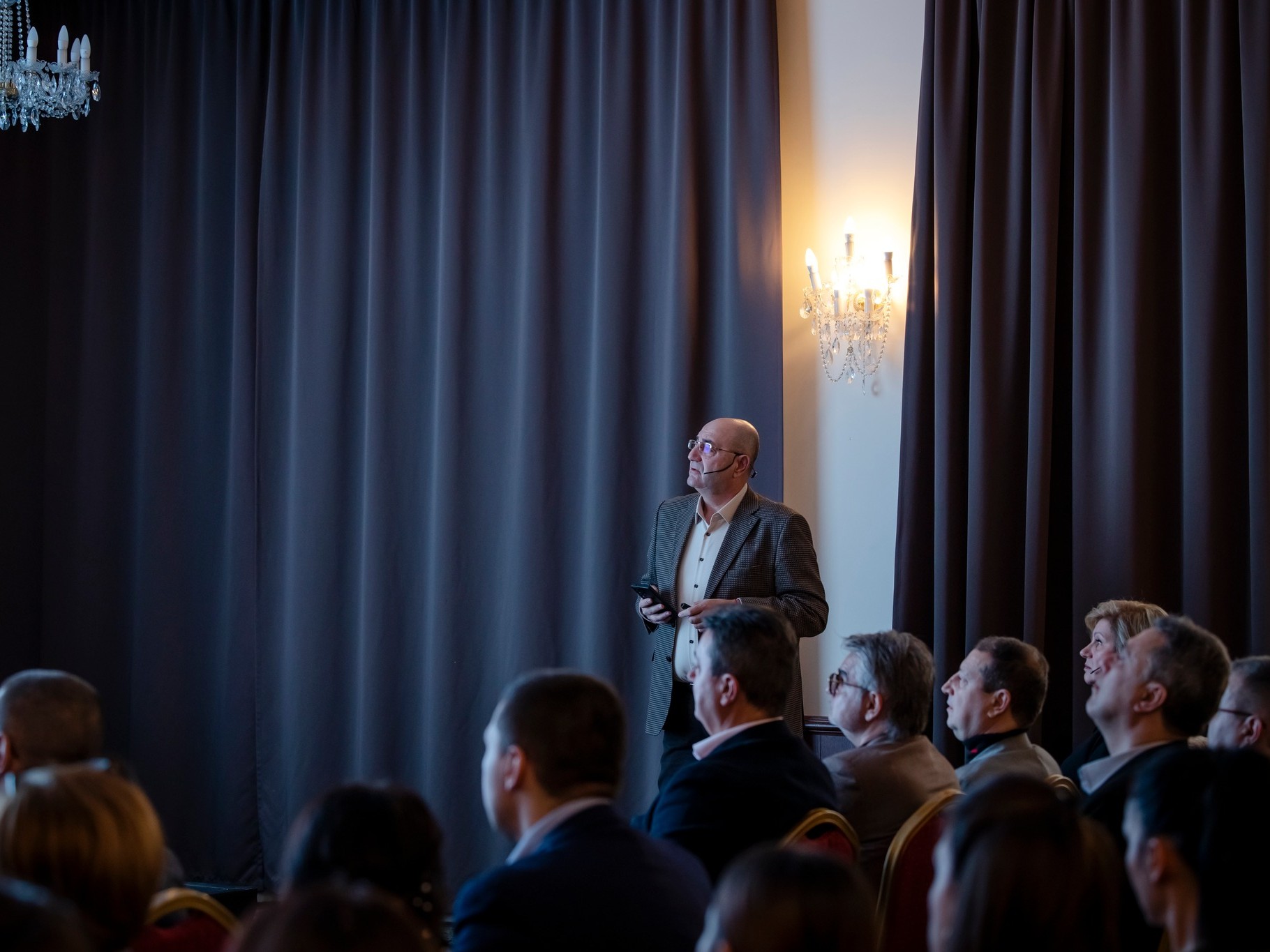 Бисер Цанковски изнася презентация за резултатите на „Мусала Иншурънс Брокер“ пред аудитория