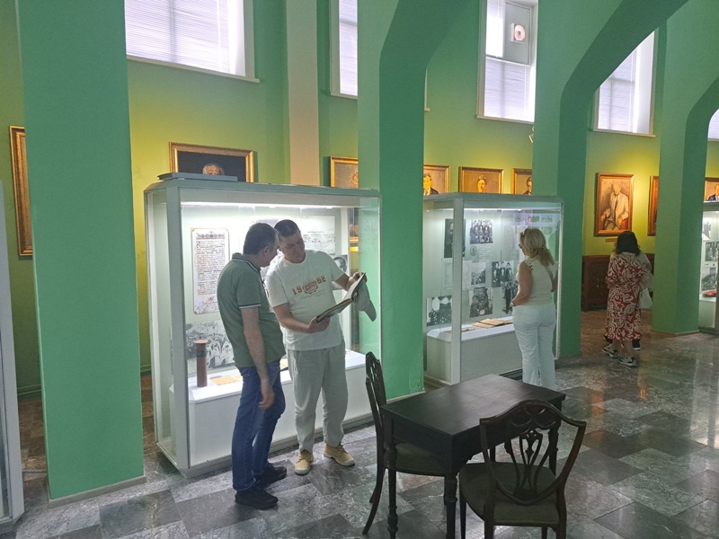 Посетители разглеждат експонати в академичния музей на Стопанската академия