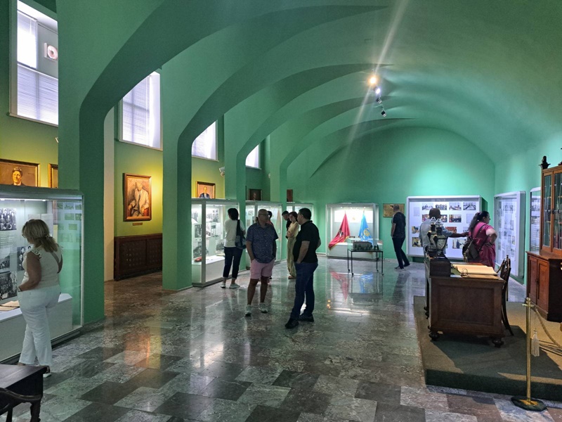Посетители в академичния музей на Стопанската академия разглеждащи исторически експонати
