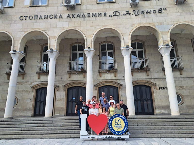 Група възпитаници позират пред сградата на Стопанската академия „Димитър Ценов“ в Свищов