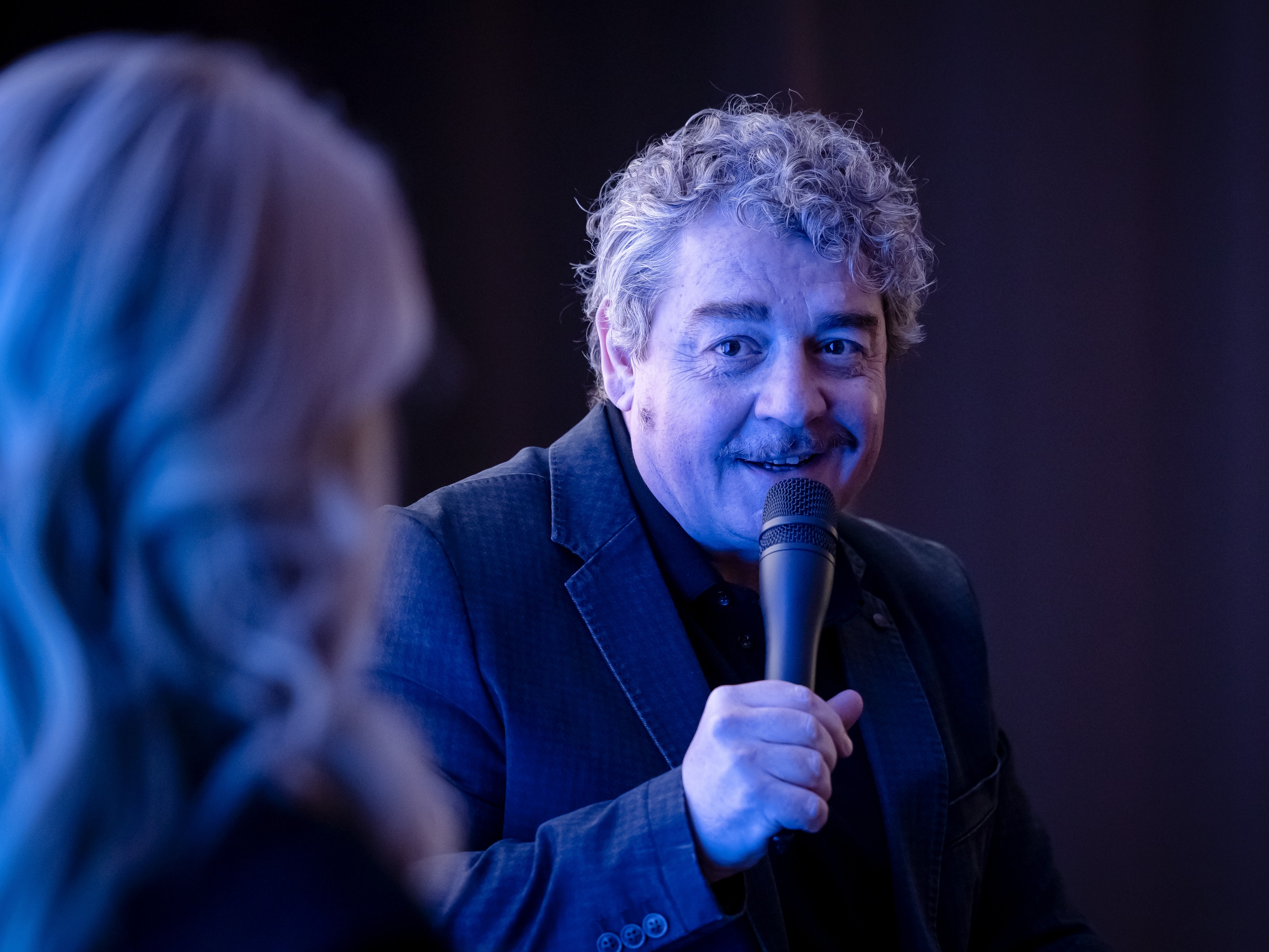 Камен Донев разказва истории и забавлява аудиторията по време на семинара